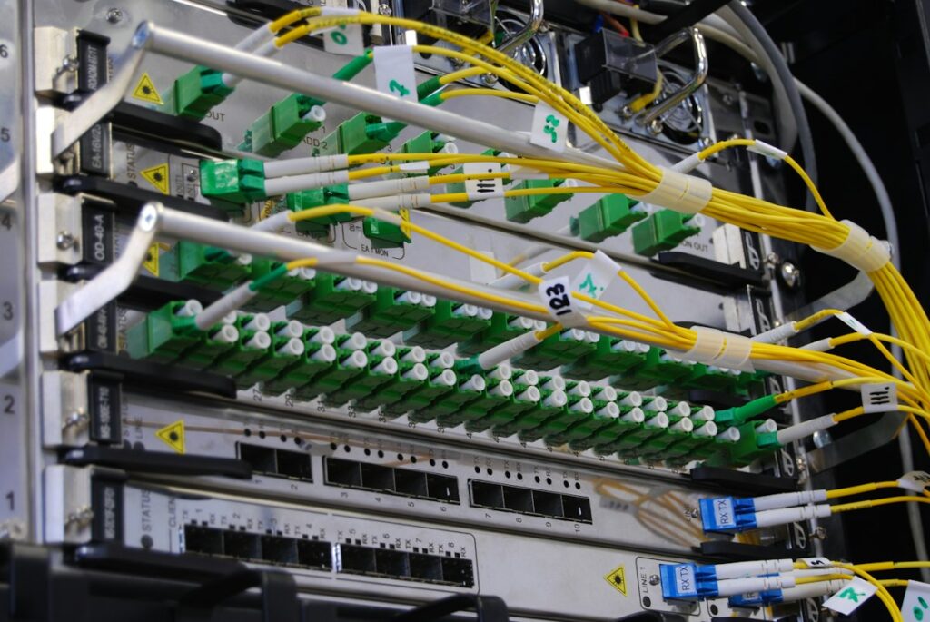 Fiberoptiska kablar anslutna till en nätverksswitch