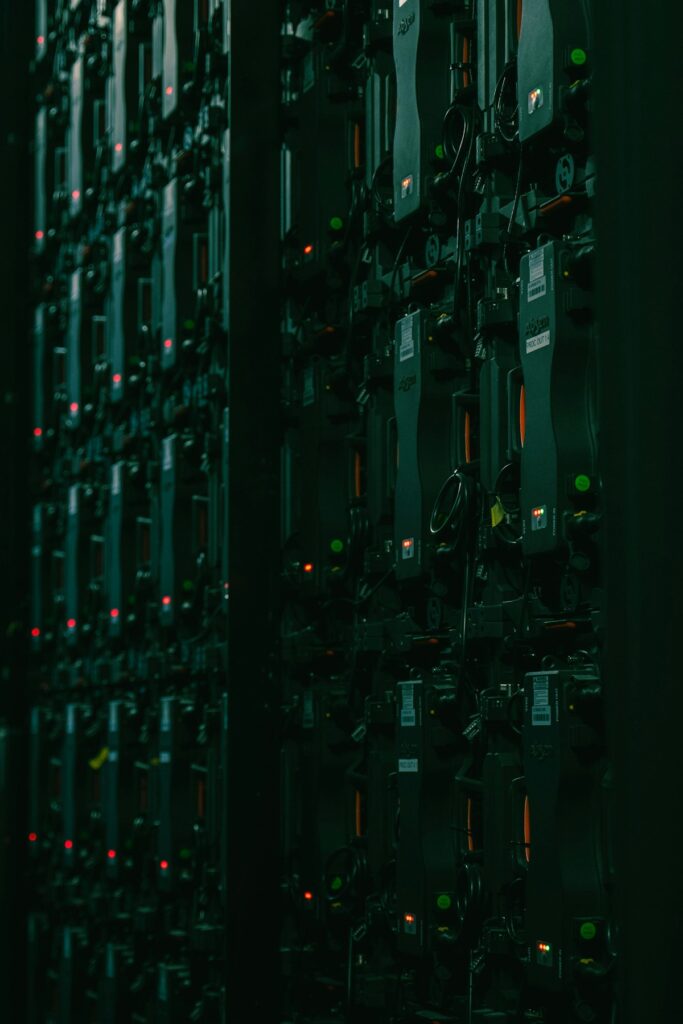 Närbild på serverutrustning i ett datacenter